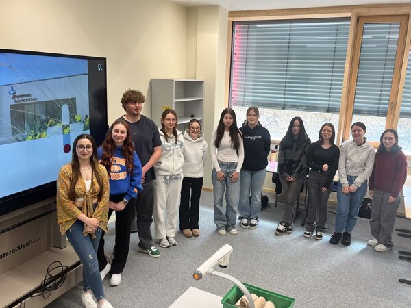 Einblicke aus erster Hand: Die Ausbildungsbotschafter stellten am Beruflichen Schulzentrum Wertheim unter anderem ihren Beruf als Pflegefachkraft vor.