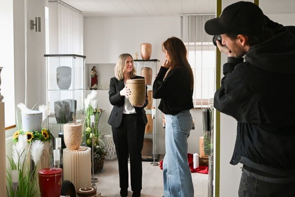 Anette D�lzer-Nachtmann bei den Dreharbeiten zur Kampagne, dabei zeigt sie eine biologisch abbaubare Urne aus duftenden Kr�utern f�r Naturbestattungen.