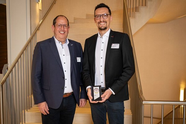 F�r die Systemair GmbH nahmen Ulrich Lenz (links im Bild), Abteilungsleiter Vertrieb/Au�endienst, und Daniel Weniger (rechts im Bild), Regionalleiter Ost, den Life & Living Award entgegen.