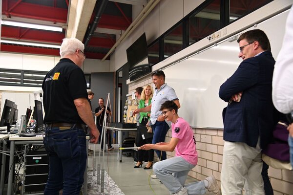 Sch&uuml;ler erkunden die handwerkliche Vielfalt auf der Premierenveranstaltung &raquo;Handwerksabend&laquo; im Jahr 2023. Mit der Folgeveranstaltung &raquo;Handwerkstatt&laquo; am Dienstag, 21. April, von 9 bis 16.30 Uhr in der Gewerblichen Schule in Tauberbischofsheim k&ouml;nnen junge 