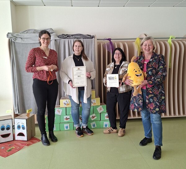 Die Kindertageseinrichtung "Am Taubergrund" in Edelfingen wurde k�rzlich mit dem Zertifikat f�r "Bewusste Kinderern�hrung" (BEKI) ausgezeichnet, v.l.: Natascha Beil, Landwirtschaftsamt, Stefanie Durmaz, Susanne Schwab, beide aus der Kindertageseinrichtung "Am Taubergrund", und Dagmar Heckmann, Landwirtschaftsamt.