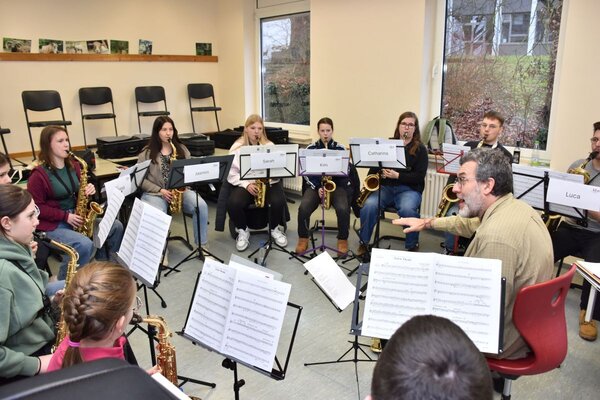 Die Saxophone des Kreisjugendblasorchesters Main-Tauber bei der Registerprobe mit Dozent Johannes Liepold. 