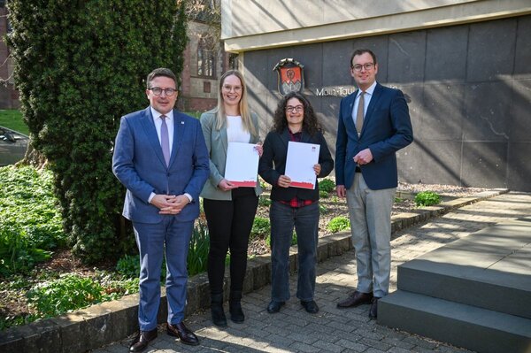 Landrat Christoph Schauder (von links) gratulierte Verena Schmidt zur Ernennung zu seiner Pers�nlichen Referentin sowie Judith Lazarus zur Ernennung zur kommissarischen Leiterin des Rechts- und Ordnungsamtes. Seinen Gl�ckw�nschen schloss sich Erster Landebeamter Florian Busch an.