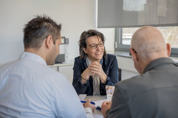 Das Bild zeigt die Unternehmensberaterin Christina Bauer im Gespr&auml;ch mit einem &Uuml;bergeber und einem &Uuml;bernehmer. Die Unternehmensberater der Handwerkskammer unterst&uuml;tzen Handwerker beim Nachfolgeprozess. 