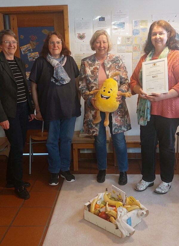 Der Kindergarten "St. Josef" in P�lfringen wurde wiederholt mit dem Zertifikat f�r "Bewusste Kinderern�hrung" (BEKI) ausgezeichnet. Im Bild von links nach rechts: Beate Laumeyer; BEKI-Referentin, Elke Egenberger, katholischer Kindergarten St. Josef P�lfringen, Dagmar Heckmann, Landwirtschaftsamt, und Helga Daumberger, Kindergartenleitung katholischer. Kindergarten St. Josef.