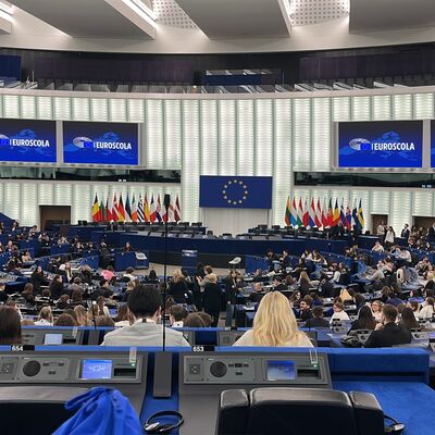 Der beeindruckende Blick in den Plenarsaal des Europ�ischen Parlaments, das extra f�r die "Euroscola" vorbereitet wurde. 