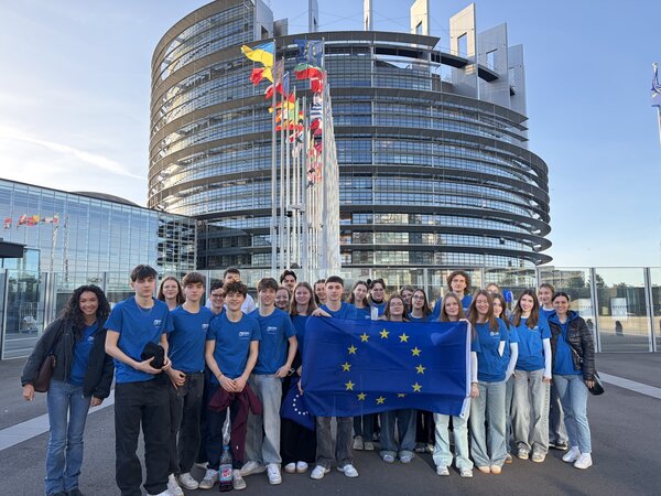 Bild vergr&ouml;&szlig;ern: Das Foto zeigt die Schülerinnen und Schüler mit ihren Begleitlehrkräften Theresa Lutz und Madlen Segeritz vor dem Europäischen Parlament in Straßburg.