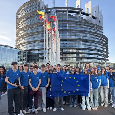 Die Sch�lerinnen und Sch�ler mit ihren Begleitlehrkr�ften Theresa Lutz und Madlen Segeritz vor dem Europ�ischen Parlament in Stra�burg.