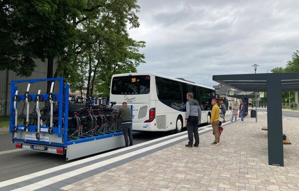 Linienbus und Fahrradanh�nger mit Platz f�r 14 Fahrr�der: Der Radbus zwischen Weikersheim, R�ttingen, Creglingen und Rothenburg ob der Tauber startet am Donnerstag, 2. April, in die Saison.