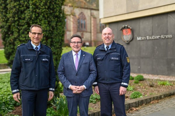 Landrat Christoph Schauder (Mitte) empfing den Polizeipr�sidenten des Pr�sidiums Heilbronn, Frank Spitzm�ller (rechts), sowie den Polizeivizepr�sidenten Markus Geistler (links) zum Sicherheitsgespr�ch.