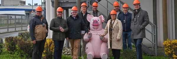 Eigenbetriebsleiter Stefan Rauch (von links), Fraktionsvorsitzender Joachim D�ffinger, Landrat Christoph Schauder, die Fraktionsvorsitzenden Benjamin Czernin, Stefan Kempf und Jeannette Fischer, Roland Benz (Landratsamt), Fraktionsvorsitzender Alfred Bauch und Erster Landesbeamter Florian Busch: Beim Besuch des Gemeinschaftskraftwerks Schweinfurt tauschten sich die Teilnehmerinnen und Teilnehmer unter anderem �ber die energetische Abfallverwertung aus.