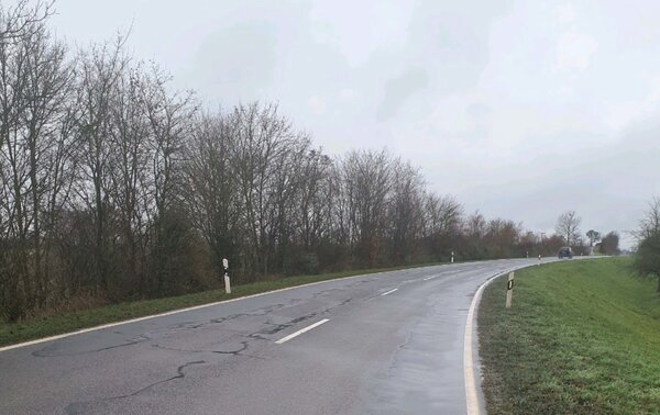 Aufgrund von Verdr�ckungen, Spurrinnen, Schadstellen und Rissen erneuert das Regierungspr�sidium Stuttgart die Fahrbahndecke der L 1020 zwischen Rinderfeld und Niederstetten.