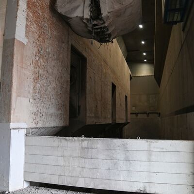 Blick in den Bunkerbereich: Der massive Krangreifer ist &uuml;ber dem Abfall positioniert, um Material f&uuml;r die thermische Verwertung bereitzustellen und so die Energieerzeugung zu sichern.