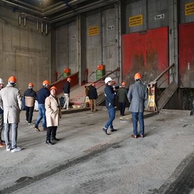 Ein Blick hinter die Kulissen: Bei einem Rundgang durch die Anlage des Gemeinschaftskraftwerks Schweinfurt wurde die Delegation aus Kreistag und Landkreisverwaltung durch Organisationsleiter Str&auml;tz dar&uuml;ber informiert, wo der Restm&uuml;ll - auch aus dem Main-Tauber-Kreis - angeliefert und abgeladen wird.