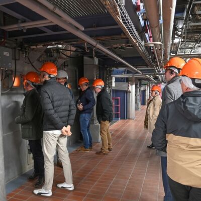 Vom Abfall zur Energie: Im Gemeinschaftskraftwerk Schweinfurt hat die Delegation aus Kreistag und Verwaltung detaillierte Einblicke in die technischen Abl&auml;ufe der thermischen Abfallverwertung erhalten, beispielsweise auch in die Abfallverbrennungsanlage, in der auch Restm&uuml;ll aus dem Landkreis zu Energie weiterverwertet wird.