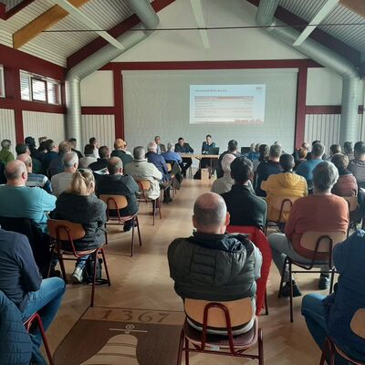 Rund 70 Grundst�ckseigent�merinnen und -eigent�mer sind zur Informationsveranstaltung des Vermessungs- und Flurneuordnungsamtes nach Bobstadt gekommen.