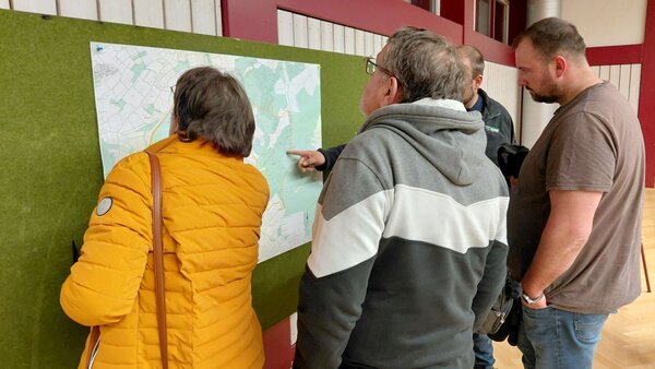 Bild vergr&ouml;&szlig;ern: Das Foto zeigt Personen, die  die Karte mit der geplanten Gebietsabgrenzung betrachten.