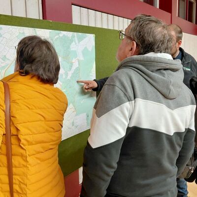 Auf gro�es Interesse ist die Karte mit der geplanten Gebietsabgrenzung gesto�en. Erl�utert wurden zudem Zeitplan, Kosten und Zielsetzung der Ma�nahme. 