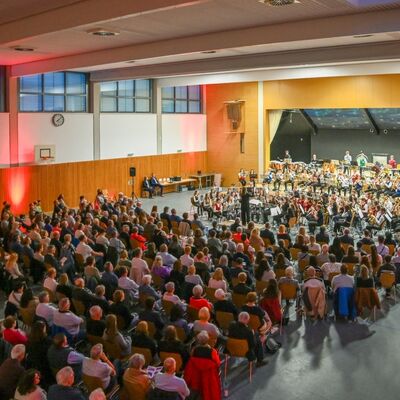 Das Kreisjugendblasorchester (KJBO) bei seinem Konzert in der Asmundhalle in Assamstadt: Der Spielfreude der Jugendlichen ist es zu verdanken, dass der Funke schnell auf das Publikum �bergesprungen ist.