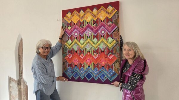 Links die K&uuml;nstlerin Ilse Hess-Weibert gemeinsam mit Herta Beierstettel des Kunstvereins Tauberbischofsheim e.V.