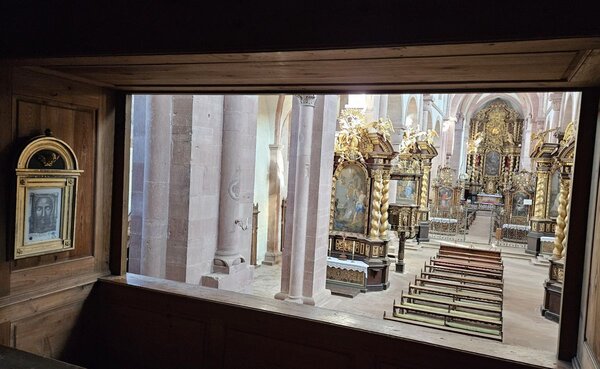 Die Alt&auml;re in der Bronnbacher Klosterkirche werden bei der Themenf&uuml;hrung "Der Bronnbacher Hochaltar und die Alt&auml;re im Langhaus" am Sonntag, 26. April,  genauer unter die Lupe genommen. 
