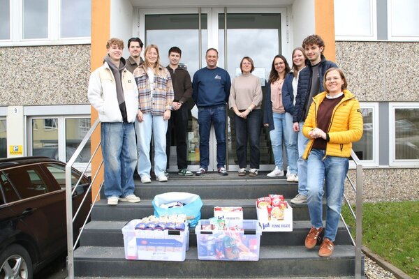 Zufriedene Gesichter nach einer erfolgreichen Sammelaktion f�r die Tafel: Die Sch�lermitverantwortung der Gewerblichen Schule Tauberbischofsheim hat aus dem Erl�s der schulinternen Pfandtonnen Lebensmittel f�r die Tafeln gekauft.