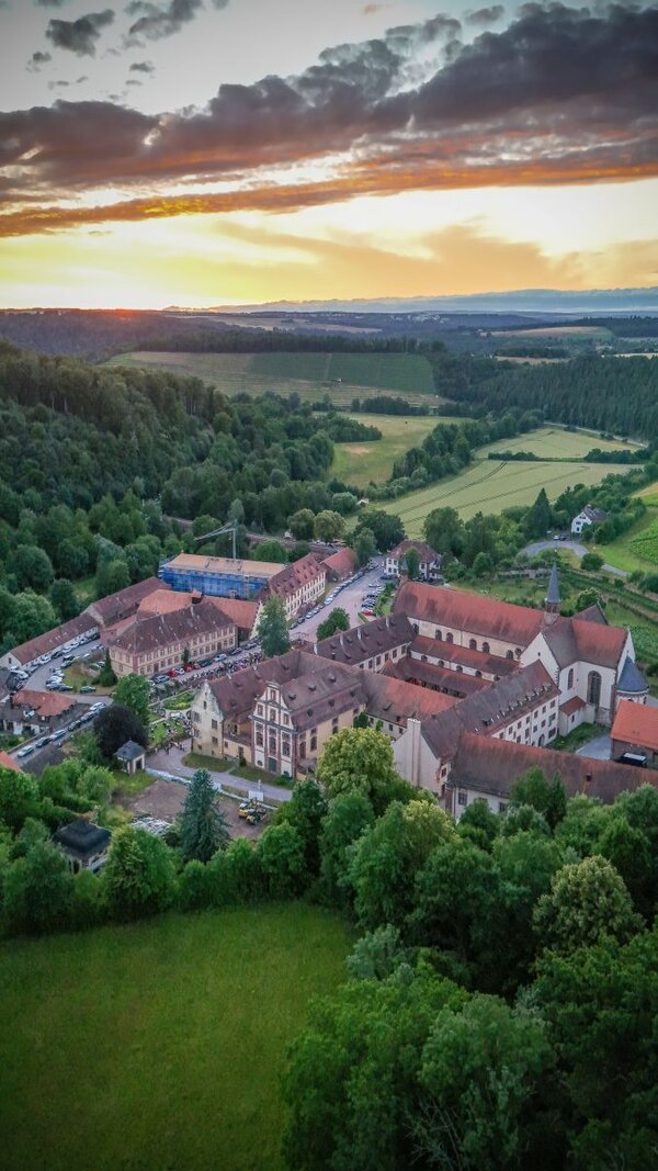 Blick auf das Kloster Bronnbach. Kunstausstellungen und -workshops sind ein fester Bestandteil im Veranstaltungskalender des Klosters Bronnbach. Organisiert werden diese vom Tauberbischofsheimer K�nstler Gunter Schmidt. Er plant nicht nur die Ausstellungen und h�lt selbst Workshops ab, sondern organisiert auch Kurse unter der Leitung anderer K�nstlerinnen und K�nstler.