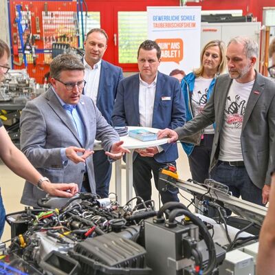 Infos aus erster Hand: Landrat Christoph Schauder (2.v.l.) informierte sich gemeinsam mit Kreishandwerksmeister Timo Szabo (2.v.r) sowie weiteren Vertretern aus Verwaltung, Politik und Handwerk an den St&auml;nden der Innungen und Betriebe.