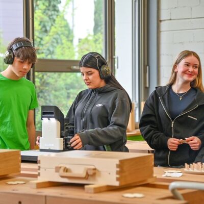 Das traditionelle Schreinerhandwerk im High-Tech-Format erleben: In den R&auml;umlichkeiten der Gewerblichen Schule erstellten die Sch&uuml;ler mithilfe einer CNC-gesteuerten Oberfr&auml;se eigene Werkst&uuml;cke. 