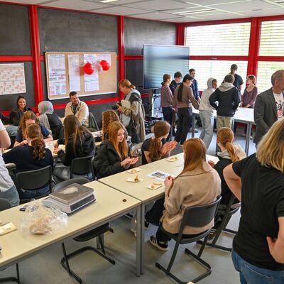 Das Klassenzimmer wird im Handumdrehen zur Backstube: Viele Sch&uuml;ler nutzten die Gelegenheit und probierten sich im B&auml;cker- und Konditorenhandwerk aus.