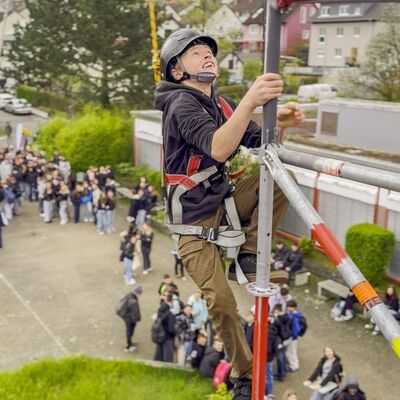 Hoch hinaus ging es auf dem Au&szlig;engel&auml;nde mit einem Kletterwettbewerb an einem mehr als zehn Meter hohen Ger&uuml;st.