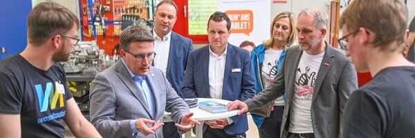 Infos aus erster Hand: Landrat Christoph Schauder (2.v.l.) informierte sich gemeinsam mit Kreishandwerksmeister Timo Szabo (2.v.r) sowie weiteren Vertretern aus Verwaltung, Politik und Handwerk an den St�nden der Innungen und Betriebe.