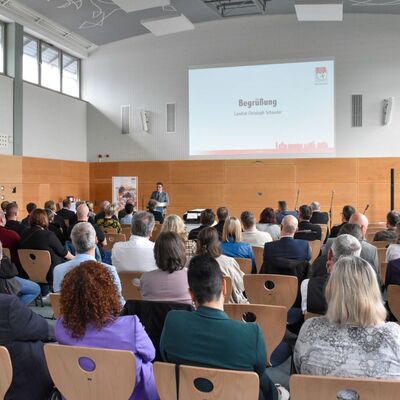 Landrat Christoph Schauder begr&uuml;&szlig;te im Anschluss an den Handwerkstag zu einem Abendempfang, bei dem Handwerksbetriebe sowie Vertreterinnen und Vertreter aus Politik und &ouml;ffentlichen Institutionen in den Dialog traten.