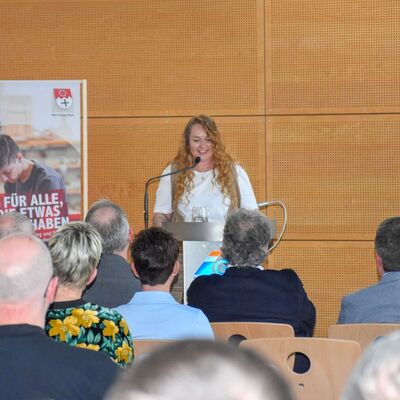 Luisa L&uuml;ttig hielt als Miss Handwerk 2022 einen Impulsvortrag &uuml;ber ihre pers&ouml;nliche Geschichte und ihr Engagement f&uuml;r das Handwerk. 