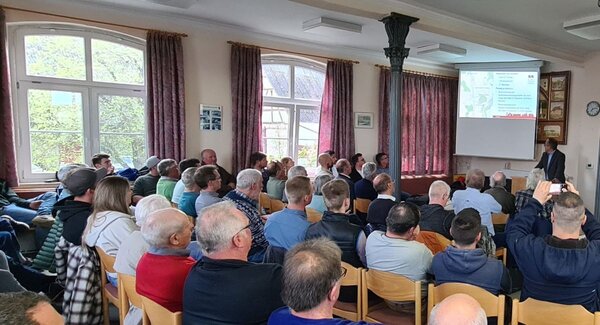 J�rg Hammerl (Projektleiter) erl�utert den Anwesenden das Ziel des geplanten Flurbereinigungsverfahrens in Neubronn.