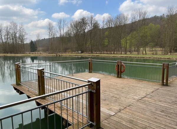 Ein Ort zum Durchatmen: Auf dem Holzsteg am See in Gr�nsfeld entsteht ein Liegebereich mit Blick ins Gr�ne und aufs Wasser. F�r die Pflege des Areals wird zudem ein Aufsitzrasenm�her gef�rdert. 