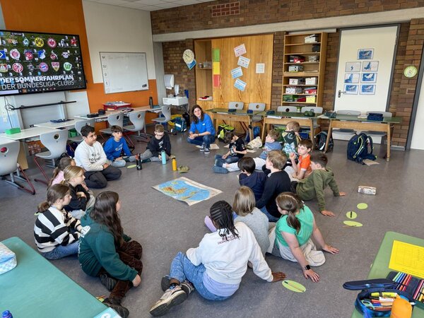 Bild vergr&ouml;&szlig;ern: Das Foto zeigt eine Schulklasse bei den interaktiven Workshops zu den Themenschwerpunkte Energie, Ernährung und Erderwärmung.