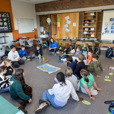 Von der Theorie ging es ganz schnell in die Praxis: In drei interaktiven Workshops lernten die Kinder auf spielerische Art die Themenschwerpunkte Energie, Ern�hrung und Erderw�rmung kennen.