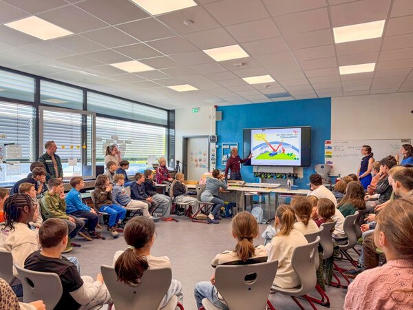 Das Foto zeigt eine Schulklassen bei den Klimaaktionstagen.