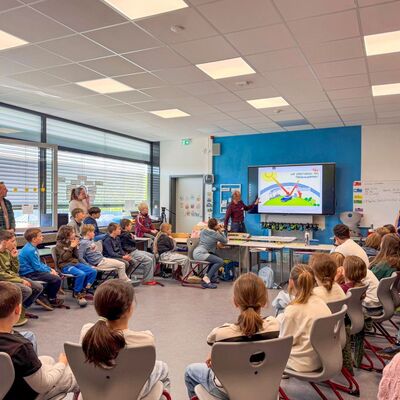 Die Klimaschutzaktionstage zu Gast an der an der Johann-Adam-M�hler-Schule in Igersheim. 50 Kinder erfuhren praxisnahe Infos zu den komplexen Themen Energiesparen, Klimawandel und Eigenverantwortung. 
