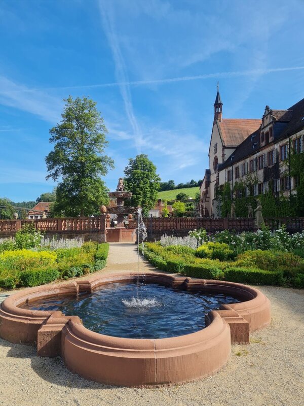 Der Abteigarten des Klosters Bronnbach mit seinen Sandsteinfiguren und Brunnen steht im Mittelpunkt der F&uuml;hrung am Donnerstag, 14. Mai, um 17 Uhr.