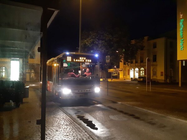 Der abendliche Buserg�nzungsverkehr entlang der Tauberbahn wird bis zum Fahrplanwechsel im Dezember 2027 verl�ngert. Dies beschloss der Ausschuss f�r Soziales, Bildung, Kultur und Verkehr in seiner letzten Sitzung. 