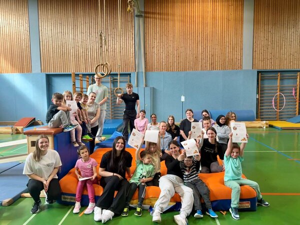 Strahlende Gesichter bei den Organisatoren und den Kindern: Der Projekttag der Abschlussklasse der zweij�hrigen Berufsfachschule des BSZ Wertheim begeisterte die zehn Vorschulkinder aus dem evangelischen Kindergarten Bestenheid.