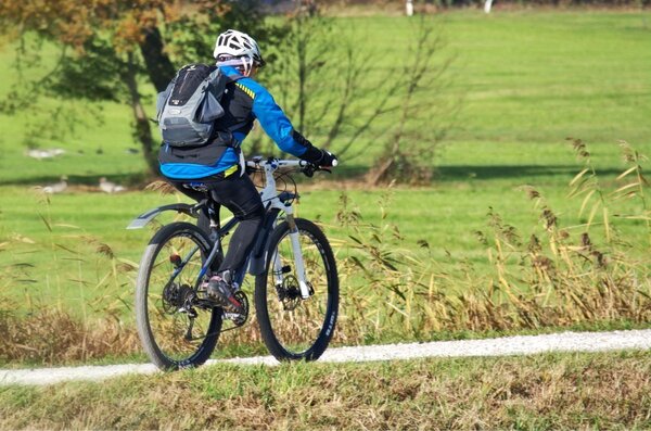 Das Foto zeigt einen Radfahrer. 