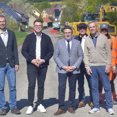 Beim Baustellenbesuch anl�sslich der Sanierung der Fahrbahndecke der L 1020 zwischen Rinderfeld und Wildentierbach (von links): Ortsvorsteher Gerhard Kleider (Rinderfeld), Gesch�ftsf�hrer Ralf Stegmeier (Trend-Bau), Ortsvorsteher Stefan K�hlwein (Wildentierbach), B�rgermeister-Stellvertreter Harald Dietz und Bauamtsleiter Sebastian Mayer (beide Stadt Niederstellen), Landrat Christoph Schauder, Stra�enbauamtsleiter Markus Metz, Volker Silberzahn (Regierungspr�sidium), Rainer Hut (Trend-Bau), Steffen Lanig (Regierungspr�sidium) und Marco Greulich (Trend-Bau).