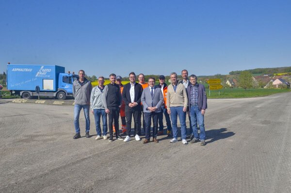 Bild vergr&ouml;&szlig;ern: Das Foto zeigt Marco Greulich und Ralf Stegmeier (beide Trend-Bau), Ortsvorsteher Stefan Kühlwein (Wildentierbach), Rainer Hut (Trend-Bau), Sebastian Mayer (Stadt Niederstellen), Steffen Lanig (Regierungspräsidium), Landrat Christoph Schauder, Markus Metz (Landratsamt), Volker Silberzahn (Regierungspräsidium), Bürgermeister-Stellvertreter Harald Dietz und Ortsvorsteher Gerhard Kleider (Rinderfeld).