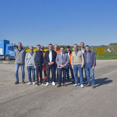 Beim Baustellenbesuch anl�sslich der Sanierung der Fahrbahndecke der L 1020 zwischen Rinderfeld und Wildentierbach (von links): Marco Greulich und Ralf Stegmeier (beide Trend-Bau), Ortsvorsteher Stefan K�hlwein (Wildentierbach), Rainer Hut (Trend-Bau), Sebastian Mayer (Stadt Niederstellen), Steffen Lanig (Regierungspr�sidium), Landrat Christoph Schauder, Markus Metz (Landratsamt), Volker Silberzahn (Regierungspr�sidium), B�rgermeister-Stellvertreter Harald Dietz und Ortsvorsteher Gerhard Kleider (Rinderfeld).