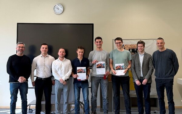 Bronze f�r die Rendite-Rebellen beim B�rsenwettbewerb der Sparkasse: Die Sch�ler Lukas Roos, Lukas D�mig und Simon Mark freuten sich gemeinsam mit ihren Lehrern und den Vertretern der Sparkasse �ber den dritten Platz.