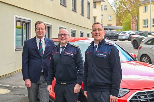 Erster Landesbeamter Florian Busch (v. l.) freut sich gemeinsam mit Kreisbrandmeister Andreas Geyer �ber die Verst�rkung der Stabsstelle Brand-/Katastrophenschutz, Rettungswesen, die mit J�rg Weber nun einen neuen stellvertretenden Leiter hat.