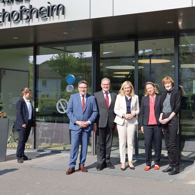 Feierten gemeinsam 60 Jahre Krankenhaus Tauberbischofsheim (v.l.): Landrat Christoph Schauder, BBT-Gesch&auml;ftsf&uuml;hrer Dr. Frank Zils, Bundesgesundheitsministern Nina Warken, BBT-Gesch&auml;ftsf&uuml;hrerin Sabine Anspach, BBT-Regionalleiterin Dr. Ulrike Heesemann.
